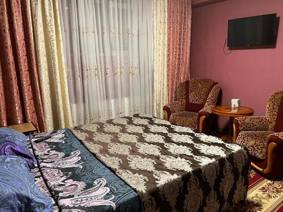 Gazde/Camere de închiriat Golden Rose