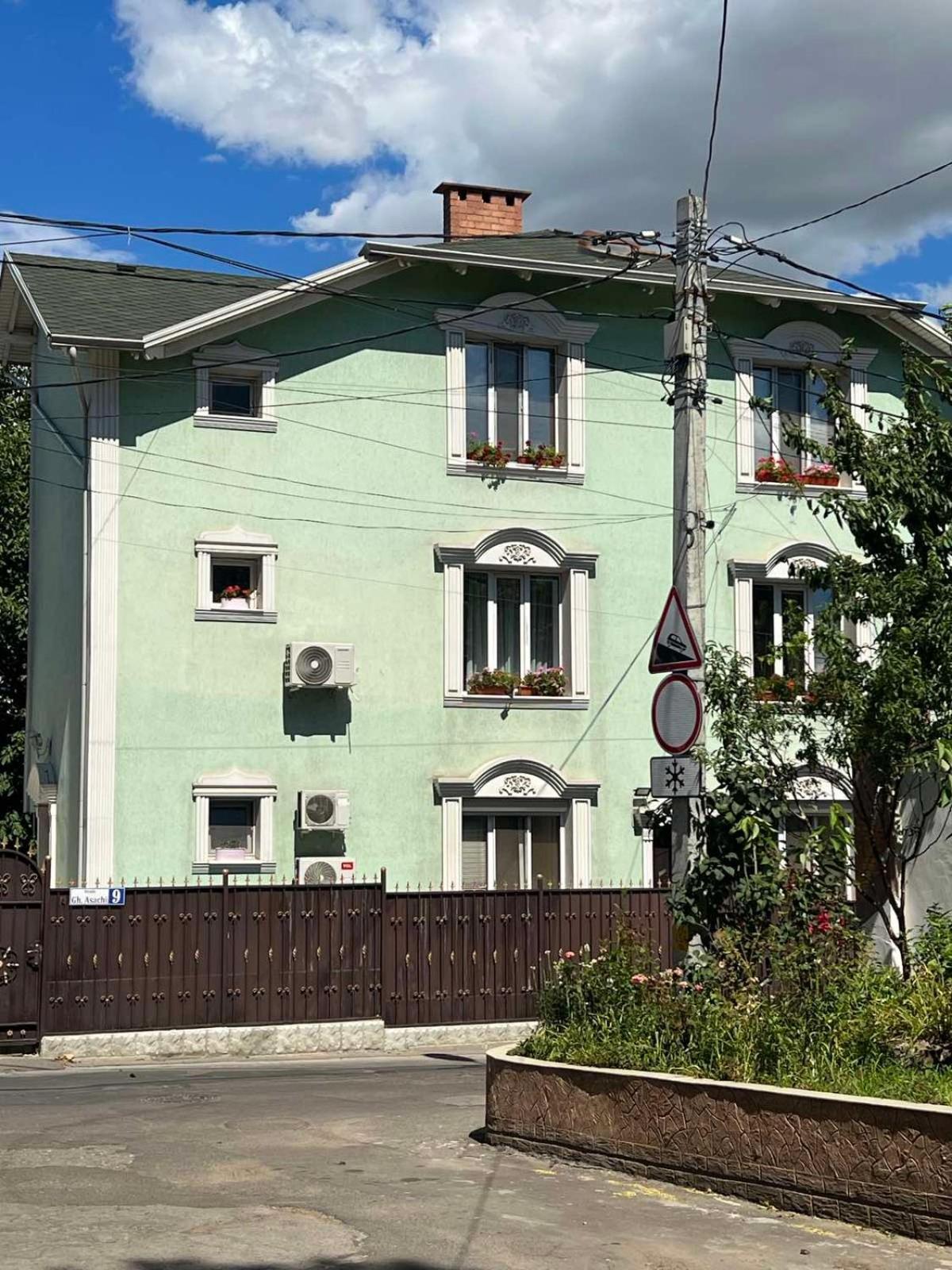 Gazde/Camere de închiriat Golden Rose Chisinau